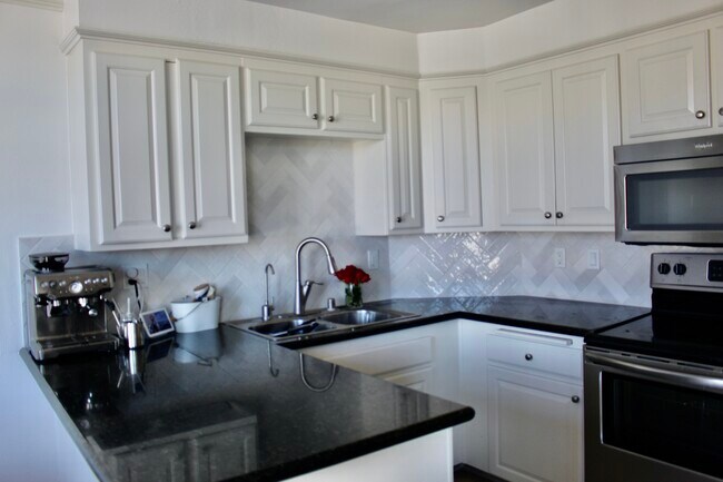 Kitchen - 3939 Illinois St