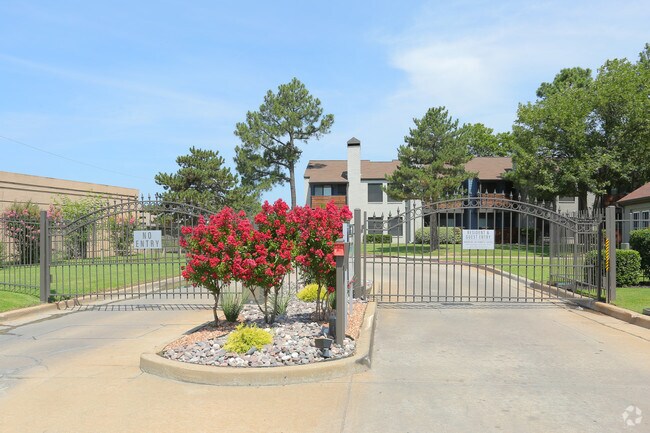 Puerta con acceso limitado - Waterside Apartments Tulsa