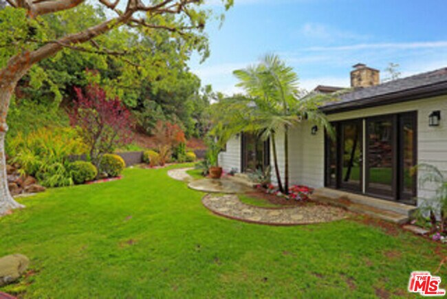 Building Photo - 8049 Briar Summit Dr