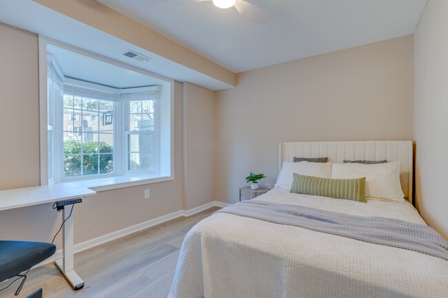 Building Photo - 8131 Pinelake Ct Building Photo - 8131 Pinelake Ct