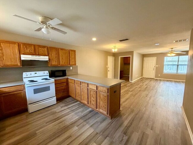 Building Photo - 2 Bedroom, 2 Bathroom Duplex!