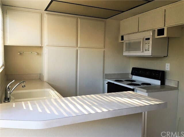 Foto del edificio - 3999 E Santa Ana Canyon Rd