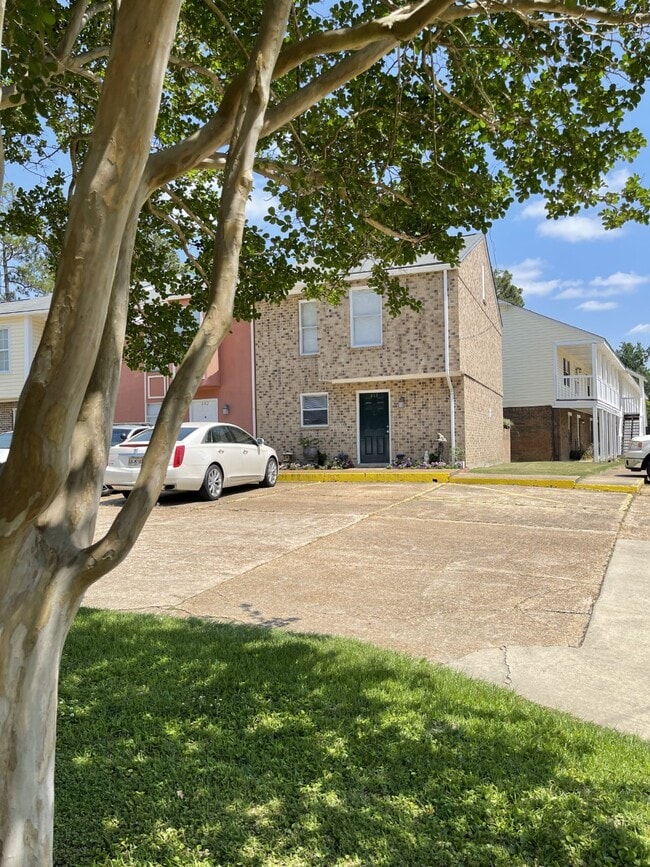 Building Photo - Camelot Apartments
