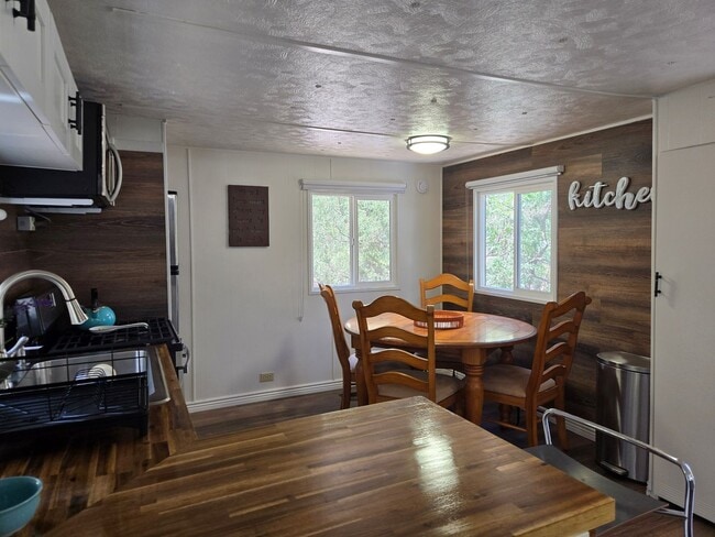 Building Photo - Great Two Bedroom Close To Midtown