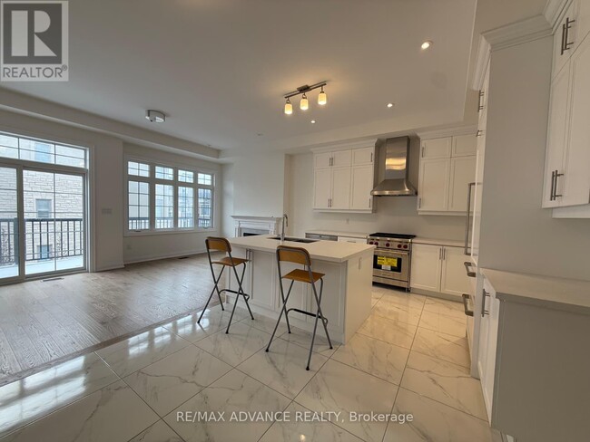 Photo du bâtiment - 4201 Major MacKenzie Dr.