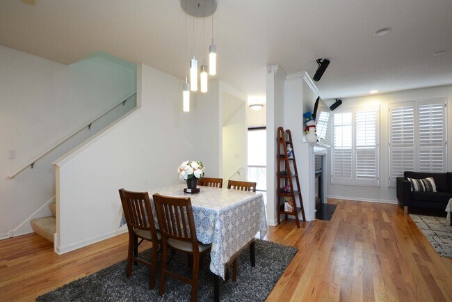 Building Photo - 2-Bed, 3-Bath Townhouse in a Great Location!