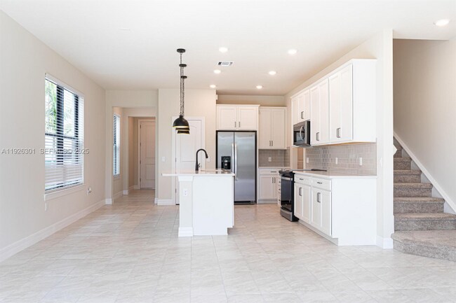 Foto del edificio - 8648 Escue St