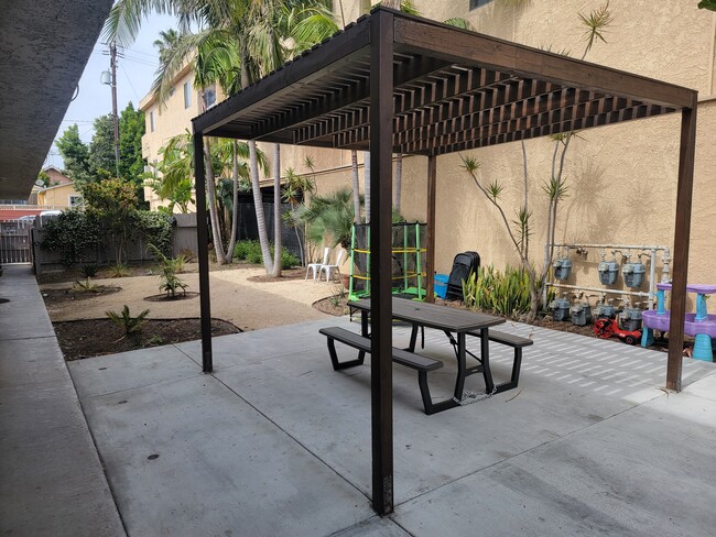 Courtyard Cabana - 3333 E Wilton St