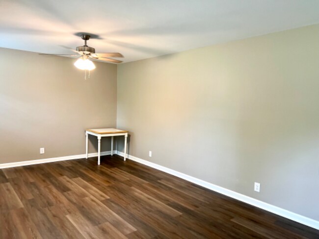 Foto del edificio - 256 Indian Lake Rd