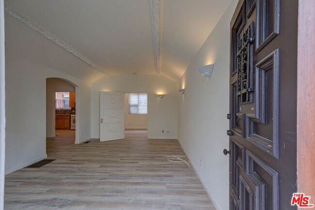Foto del edificio - 320 S Reeves Dr