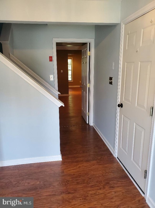 Building Photo - 305 Fox Trail