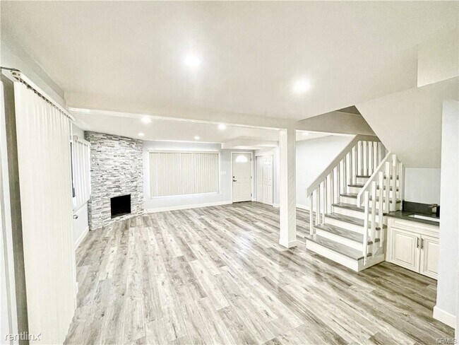 Building Photo - 3 br, 3 bath Condo - 11634 Victory Blvd