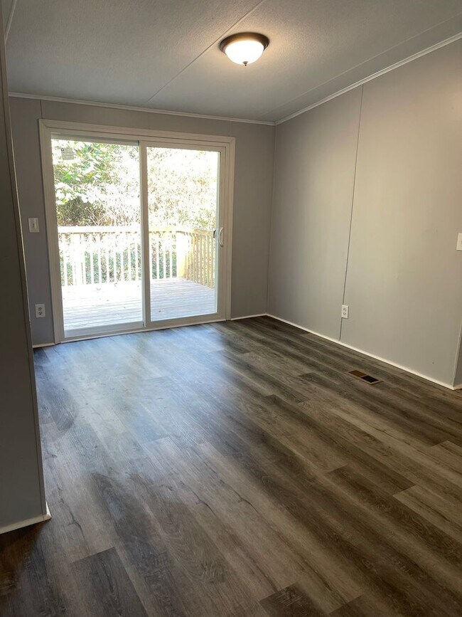 Building Photo - Renovated Home