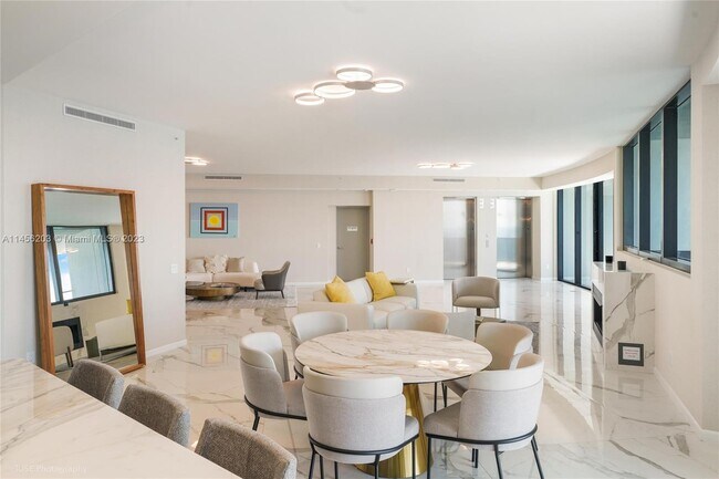 Foto del edificio - 18555 Collins Ave