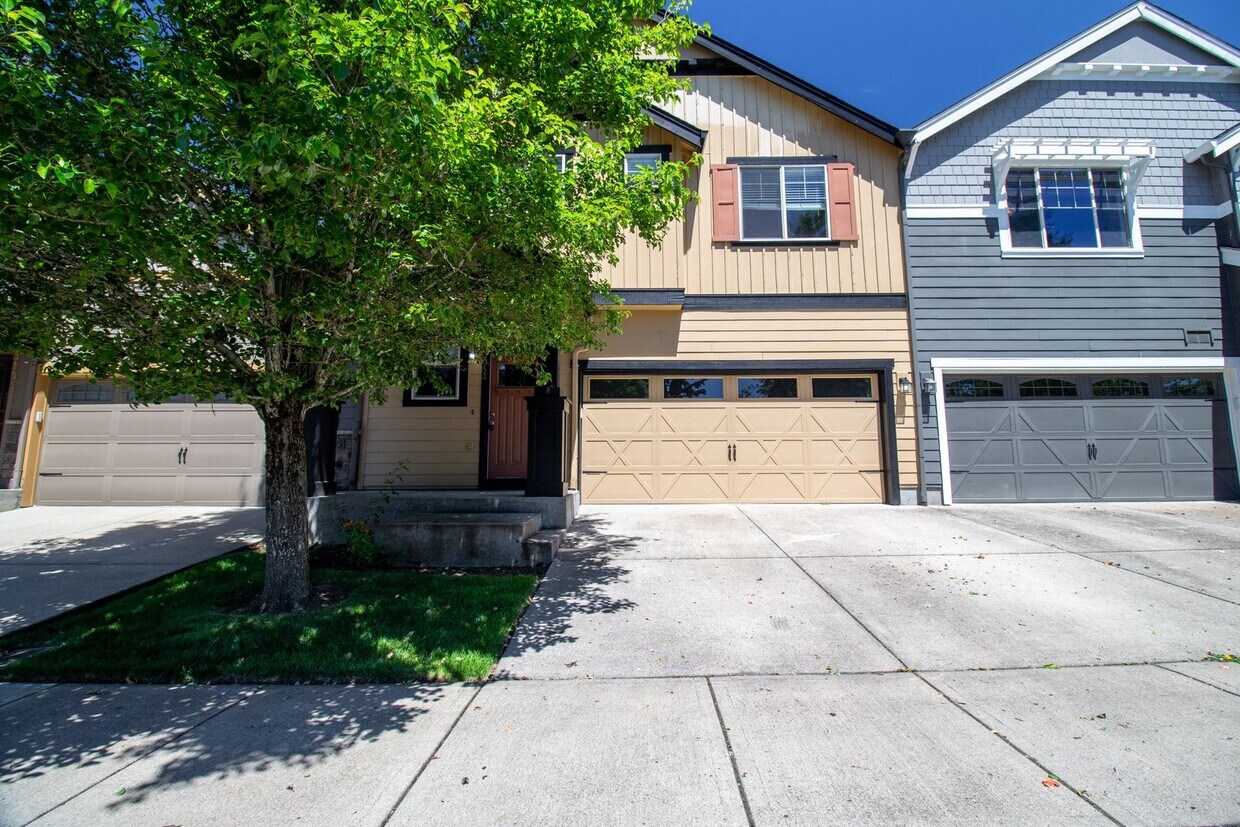 Primary Photo - Beautiful 4 Bed 2.5 Townhome with 2 Car Ga...