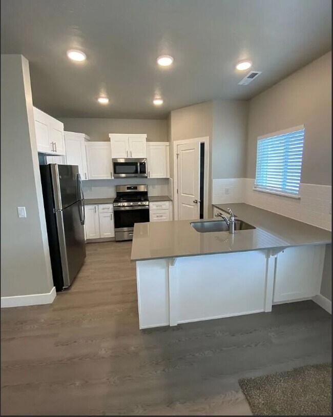 Foto del edificio - 3 Bedroom End-Unit Townhome in Cedar Bend – Great Cedar City Location