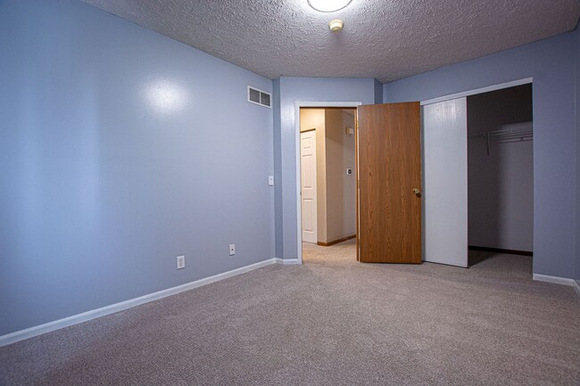 Building Photo - 3 Bedroom / 3 Bath Ranch in Bellevue!