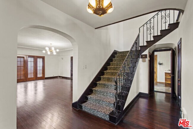 Foto del edificio - 6144 Barrows Dr