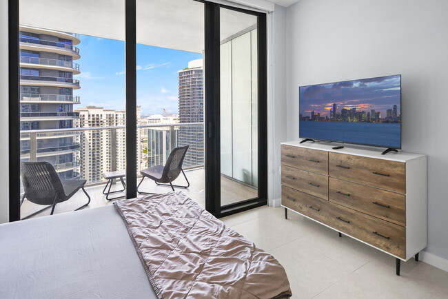 Building Photo - 1010 Brickell Ave