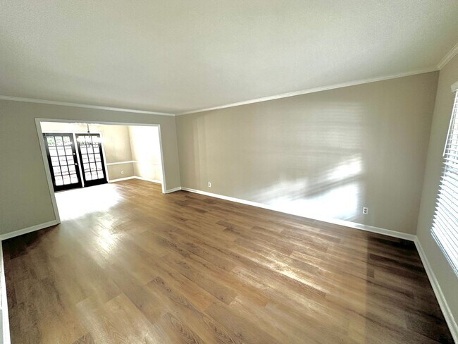 Building Photo - Available to View! Luxurious Town home in ...