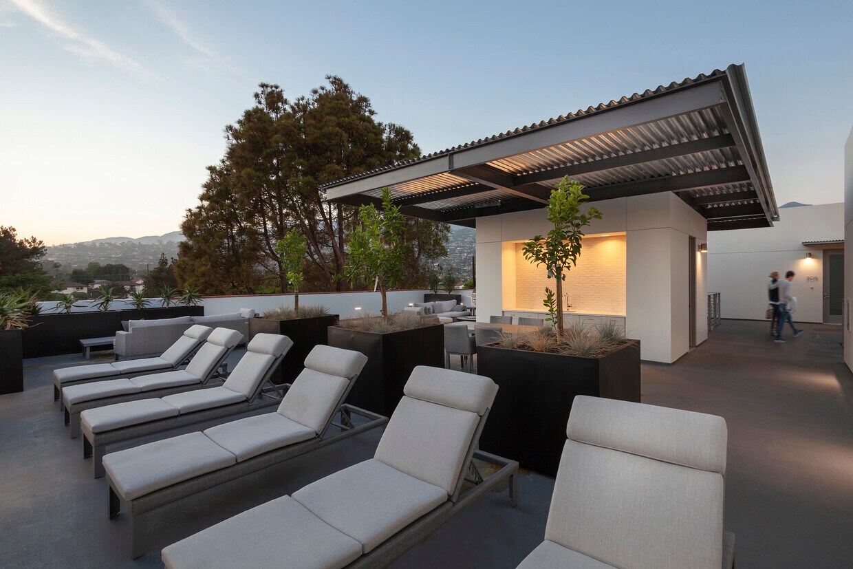 Roof Terrace - 604 E Cota St