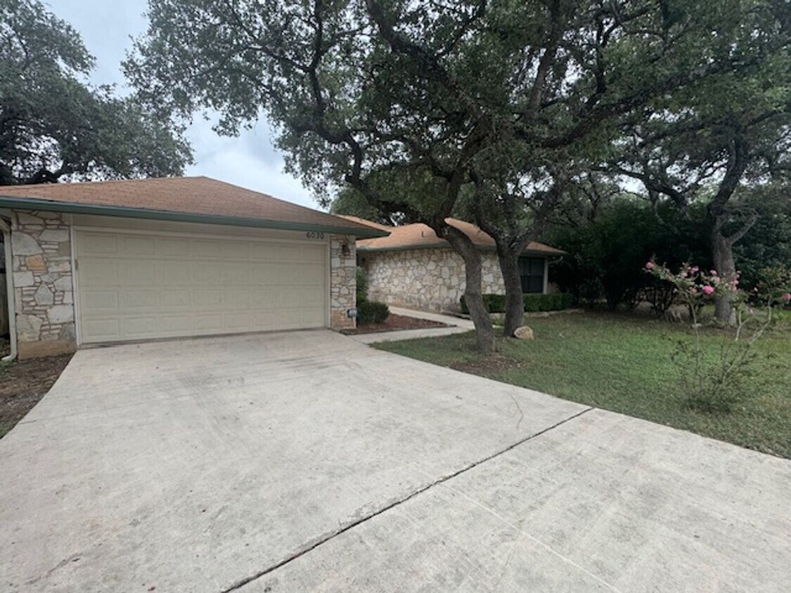 Primary Photo - What a Gem! Spacious, Renovated 1-Story Ho...