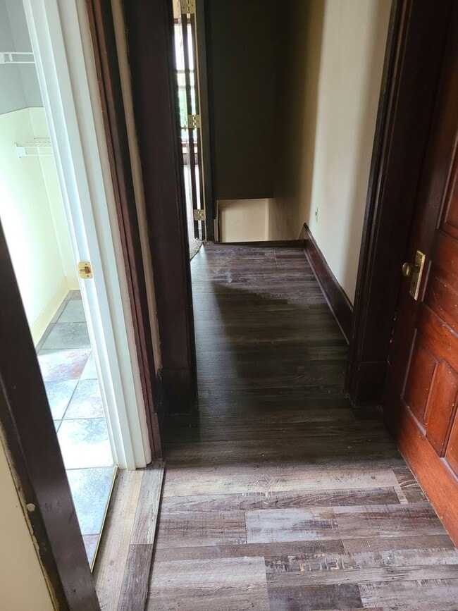 Building Photo - 5 Bed/ 2 bath house