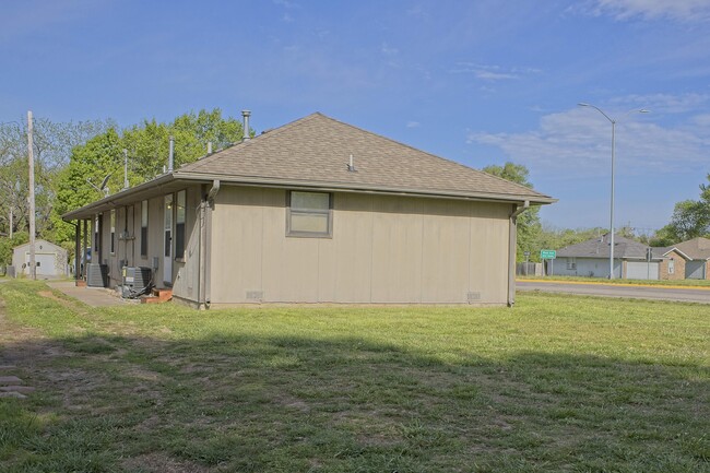 Building Photo - 532 N Forest Ave