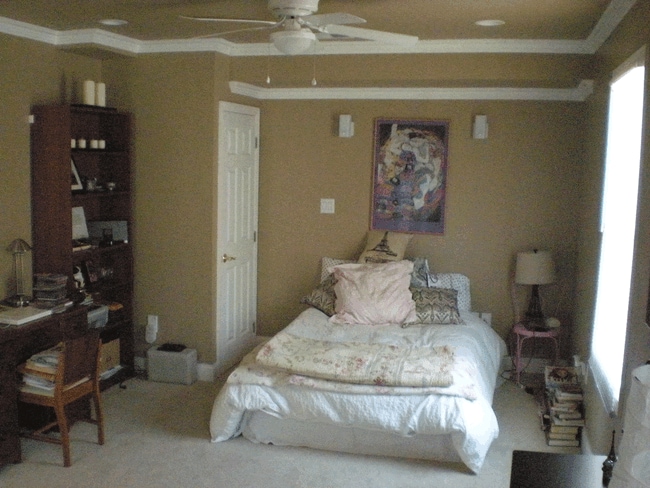 Bedroom #1 with full bath - 325 Hallock St