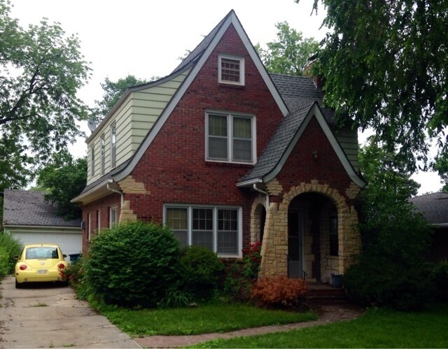 Foto del edificio - Cute Eclectic Asymmetrical Tudor Style Hom...