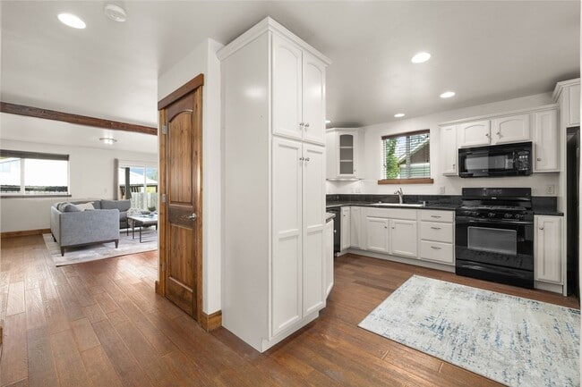 Building Photo - 443 Karrow Ave