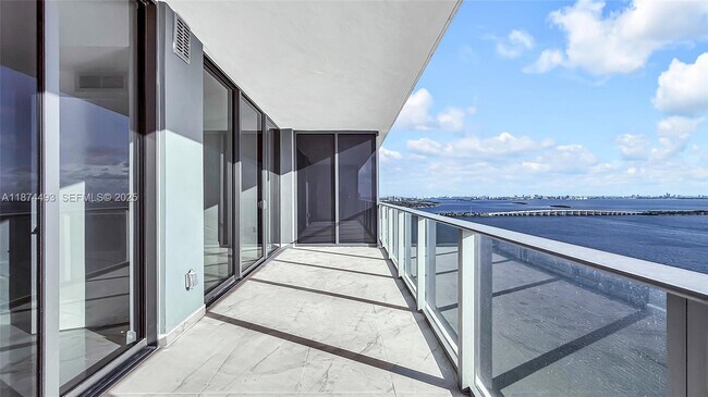 Foto del edificio - 700 NE 24th St