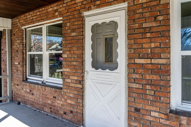 Building Photo - Spacious 2 bedroom 2 bath house