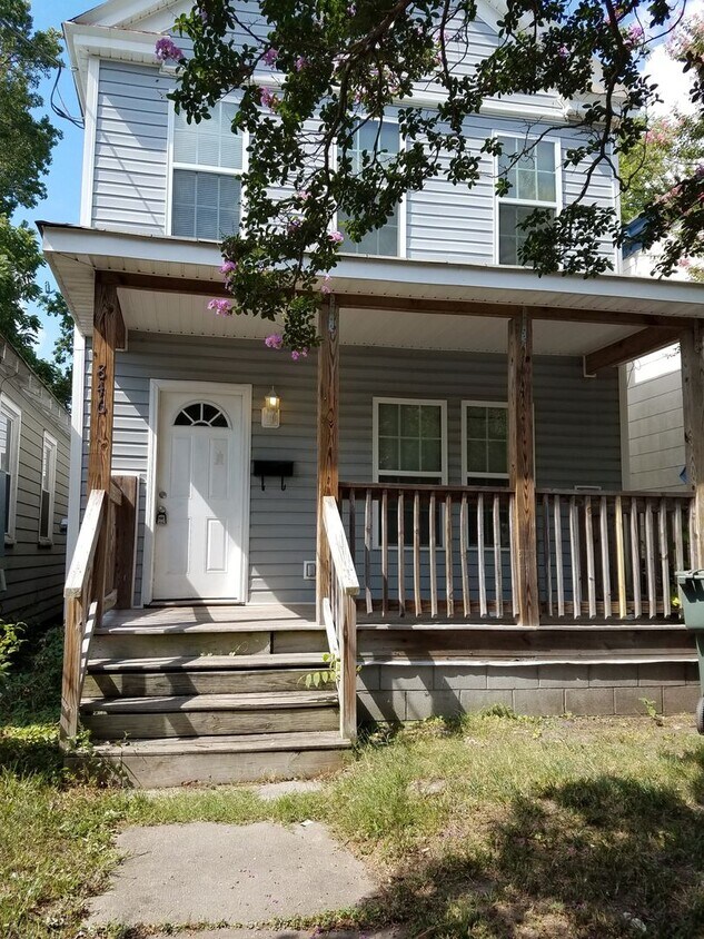 Foto principal - 4 bedroom 2 bath unit within minutes of Ol...