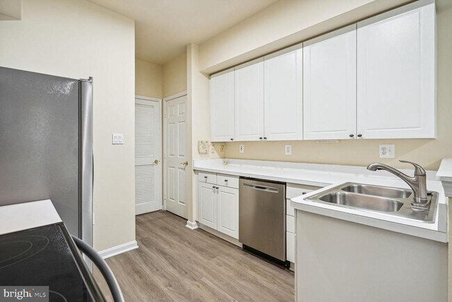Foto del edificio - 12899 Titania Way