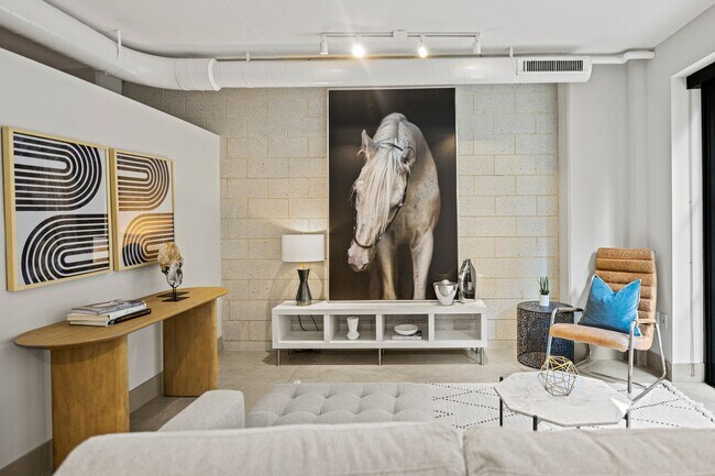 Foto del edificio - Logan Circle Condo | 1 Bed | 1 Bath | 885 Sf | Large Private Patio | 1 Garage Parking Space