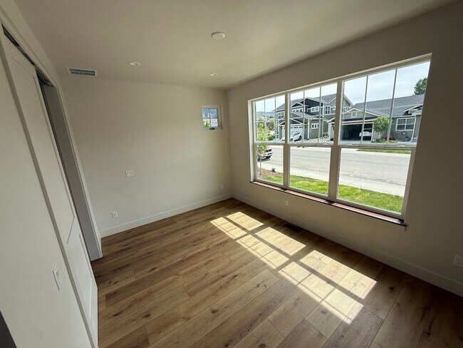 Foto del edificio - Spacious 4 Bedroom Home with Over 3,100 Sq Ft!