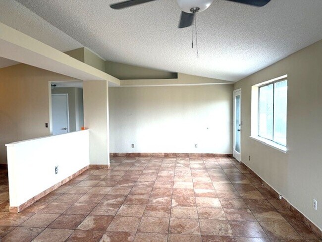 Foto del edificio - 3 bedroom house in Elko with garage