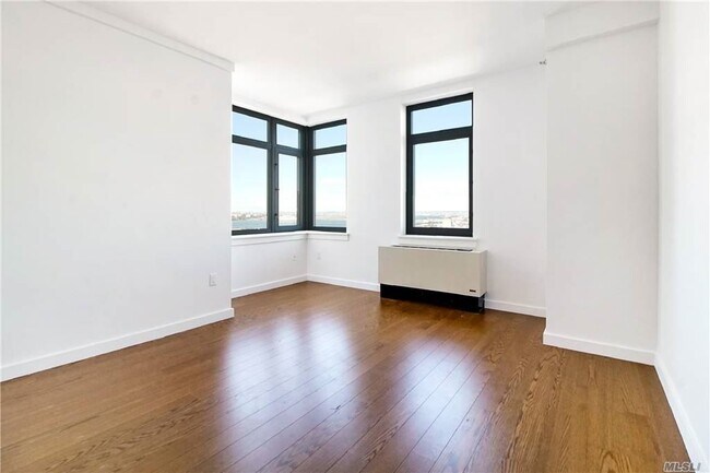 Foto del edificio - 40-26 College Point Blvd