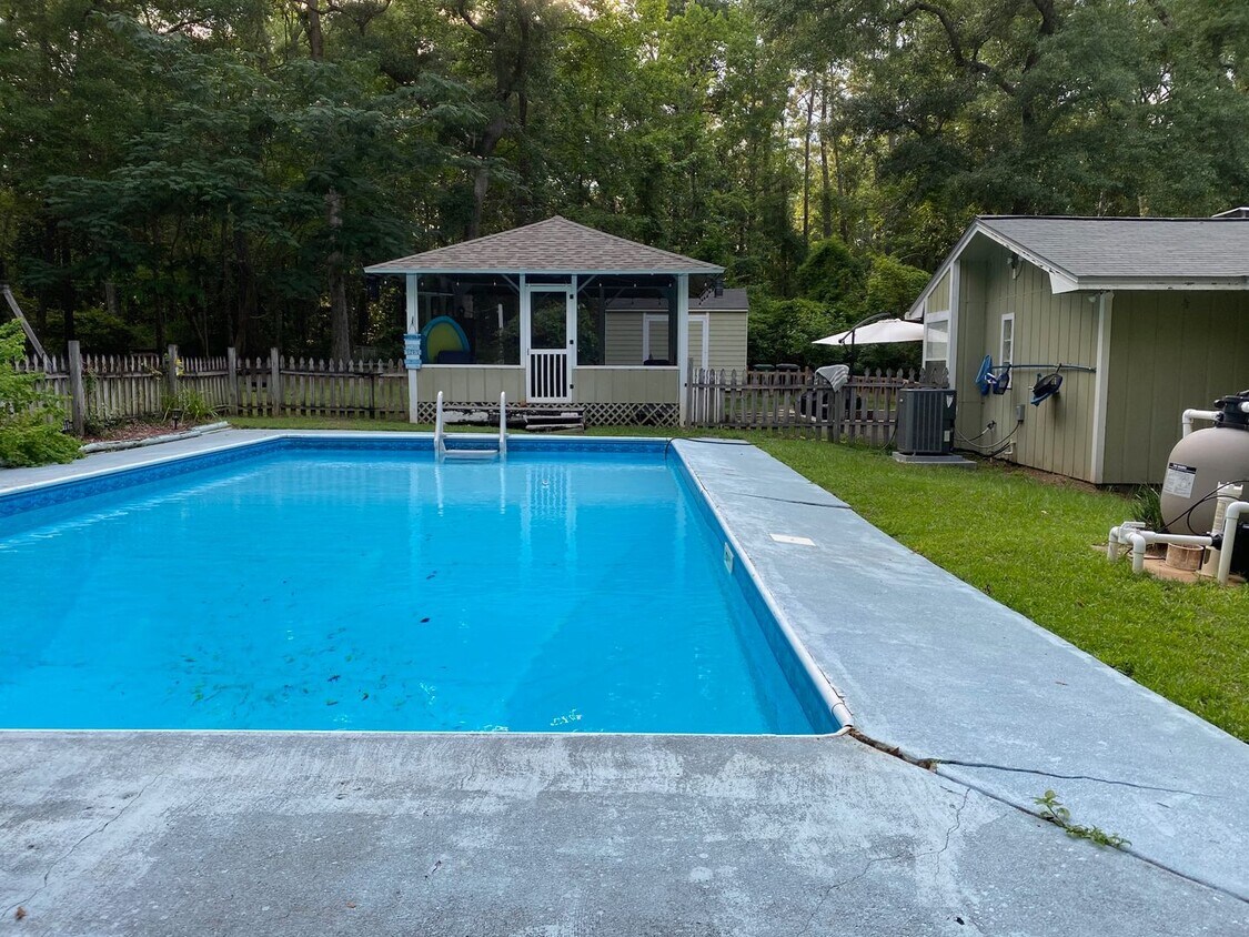 Amazing 3/2 Single Family Home with a Pool! - Amazing 3/2 Single Family Home with a Pool!