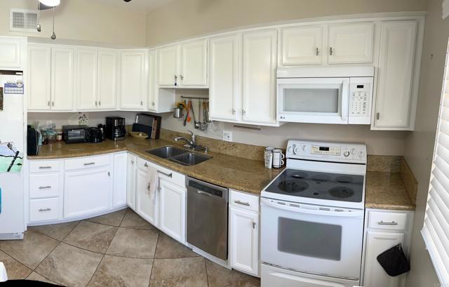 Building Photo - 6888 Hyde Park Dr