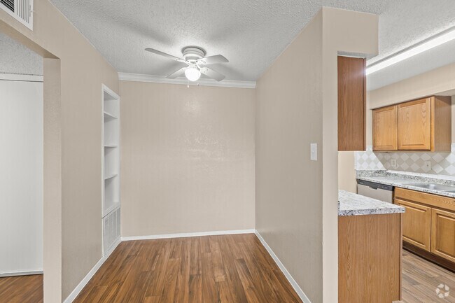 Unidad A - 1 dormitorio, 1 baño - 550 pies cuadrados - Comedor - Bonnie Royal