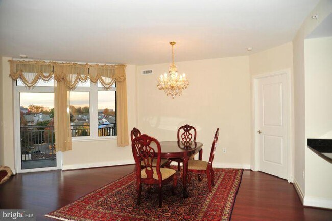 Foto del edificio - 8220 Crestwood Heights Dr