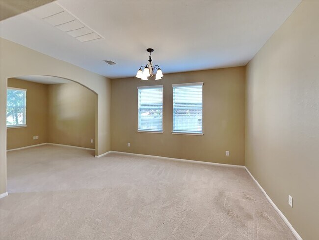 Foto del edificio - 633 Rocky Hollow Ln