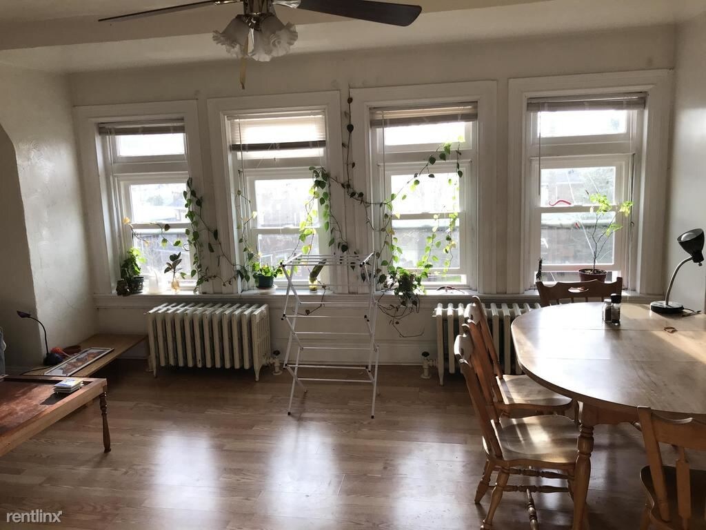 Primary Photo - 417 S Winebiddle St