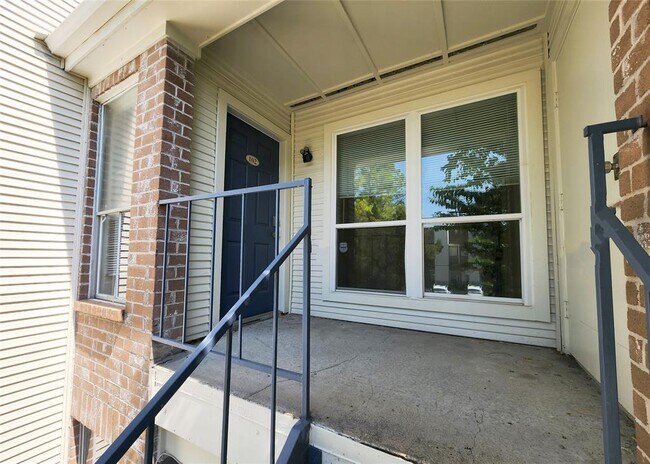 Building Photo - 3900 Woodchase Dr