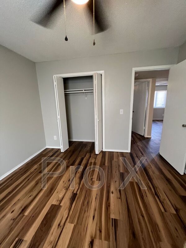 Foto del edificio - 1037 Happy Hollow Rd