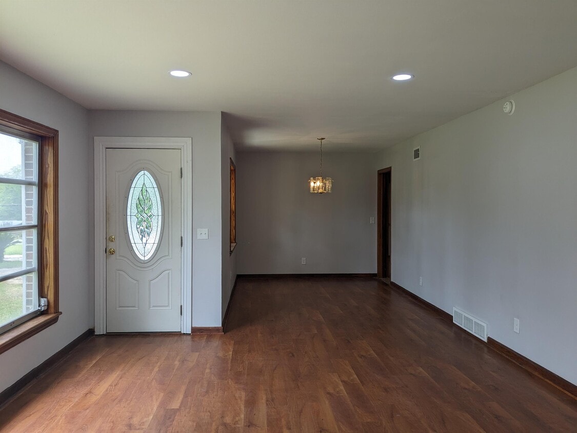 Primary Photo - 165 E Toombs Ave