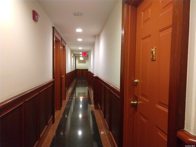 Foto del edificio - 41-05 College Point Blvd