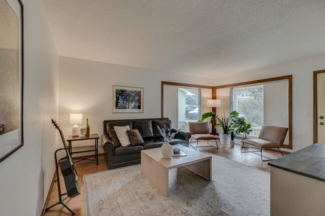 Building Photo - 2006 Pine St W